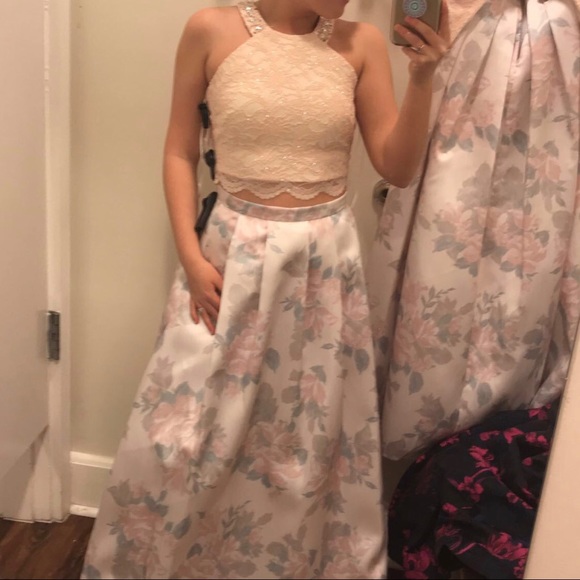 Pretty Dress! - Picture 1 of 2
